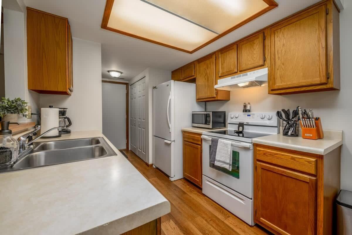 Family Friendly And Quite 2 Bedroom Condo Close To Fun Форт Уэйн Экстерьер фото